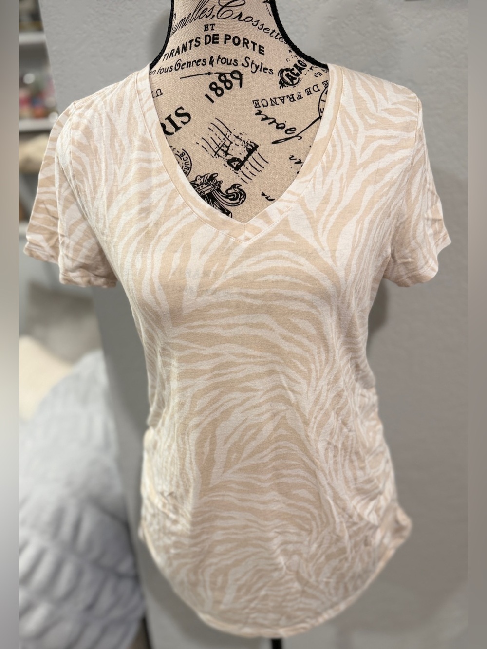 Isabel Maternity by Ingrid & Isabel Beige Zebra Print Side Ruched V-Neck Tee M - Picture 2 of 6